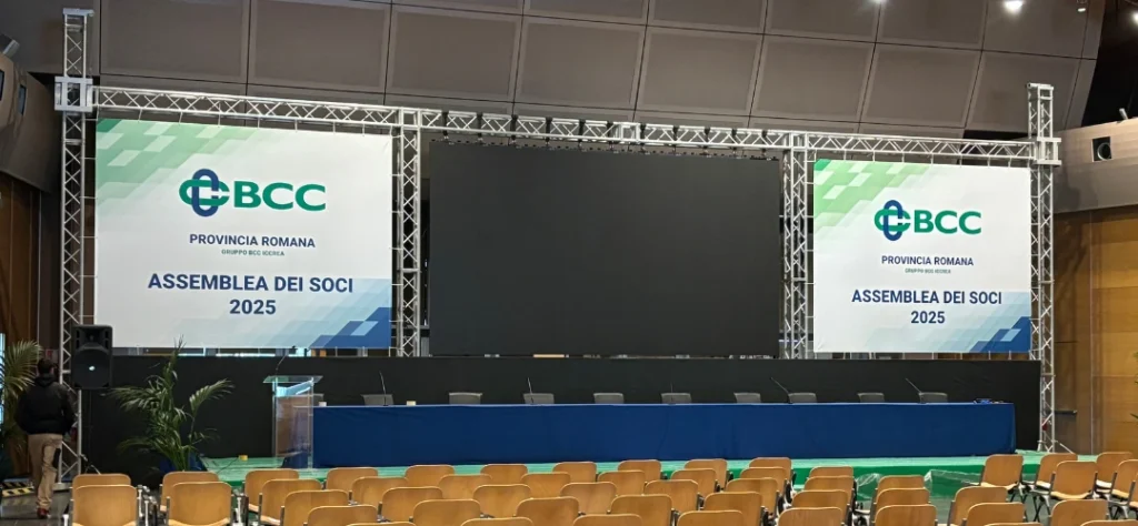 Allestimento per evento completato con palco, ledwall e strutture tecniche pronti per l’evento