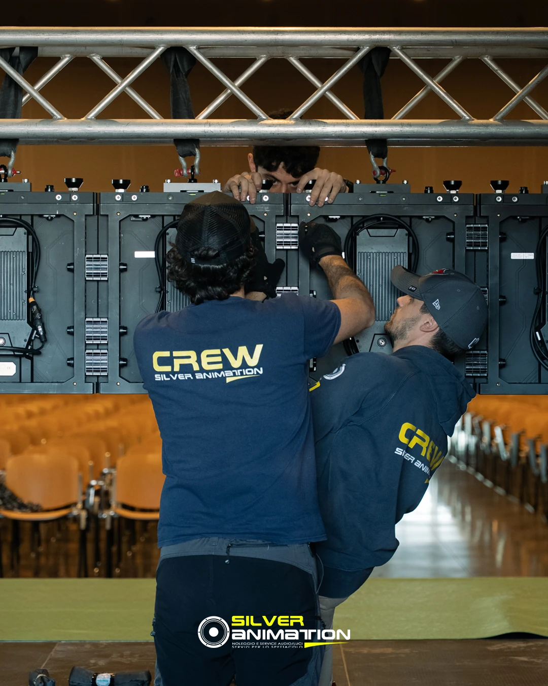 Staff durante il montaggio di un ledwall per un evento aziendale