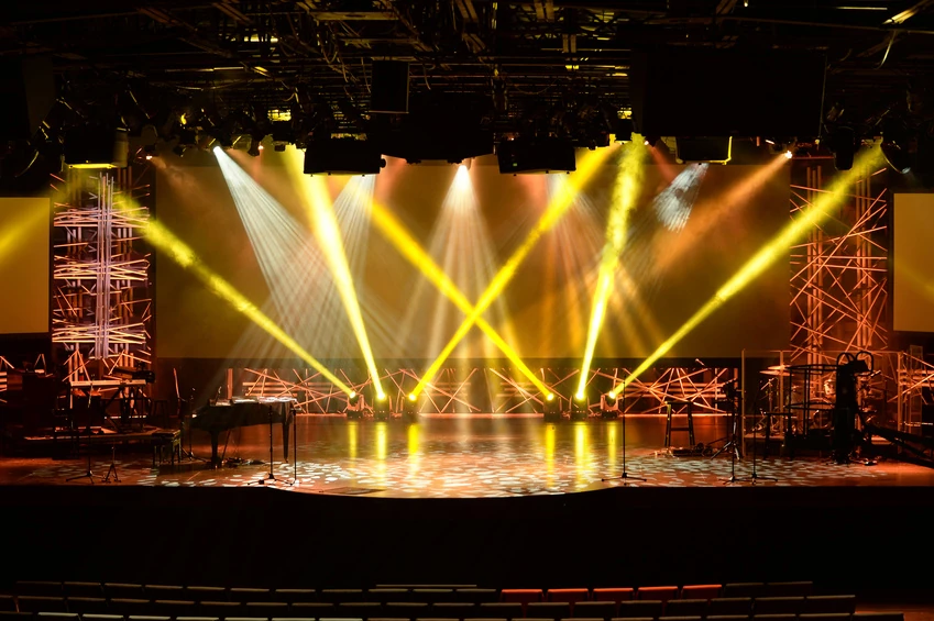 Allestimento tecnico per un evento con Audio , luci ledwall pedana e truss