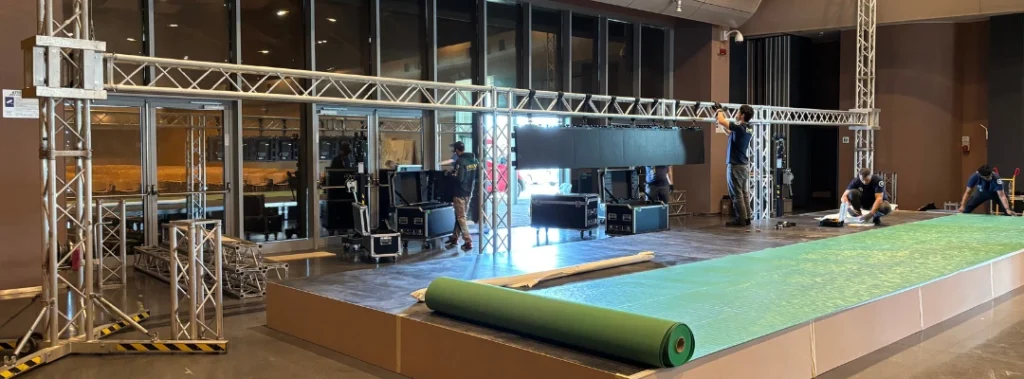 Tecnici Silver Animation durante l’allestimento tecnico di palco e strutture tralicciate per evento