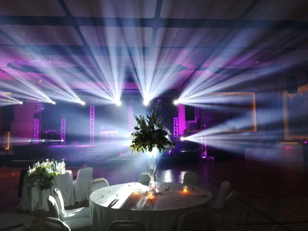 Illuminazione scenografica per evento in villa con proiettori professionali
