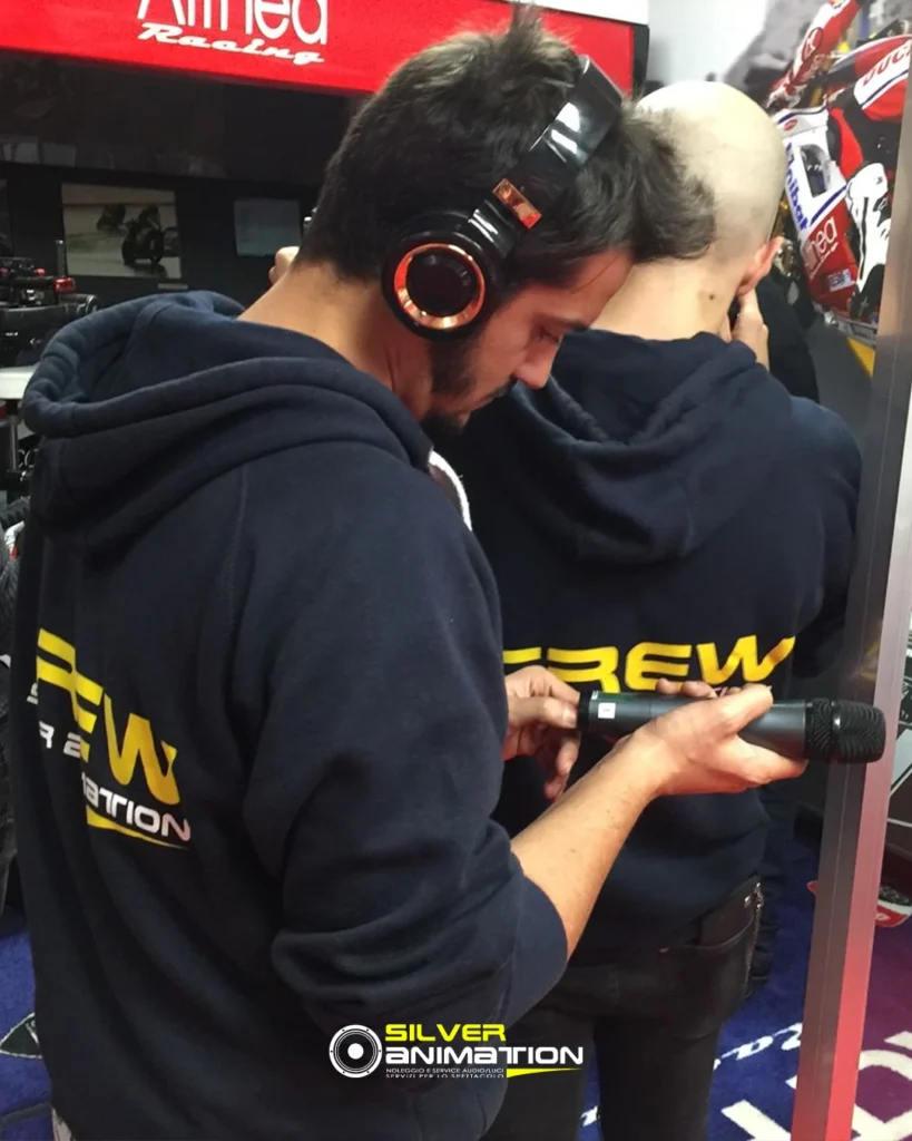 Servizi tecnici per eventi durante la regolazione dei microfoni e delle impostazioni audio in fase di servizi tecnici dell’evento