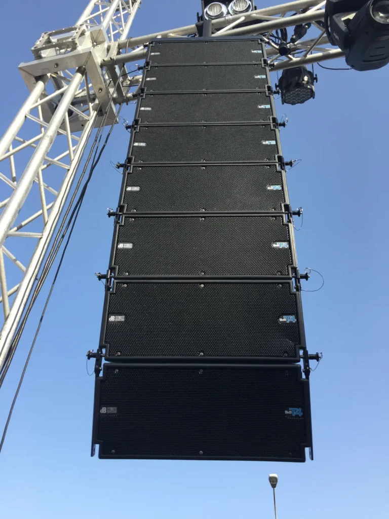 Sistema audio line array professionale installato per evento live