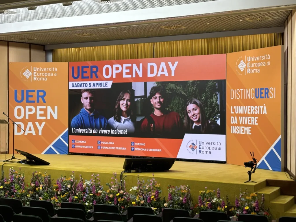 LEDwall installato su palco per evento aziendale con scenografia personalizzata