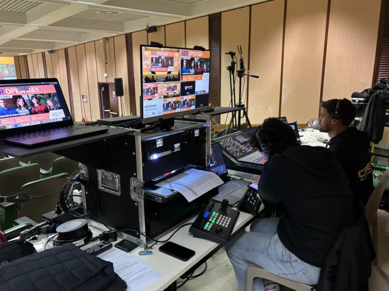 Regia multicamera con operatori e monitor per diretta streaming professionale
