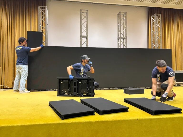Tecnici durante montaggio LED wall per evento aziendale a Roma su palco