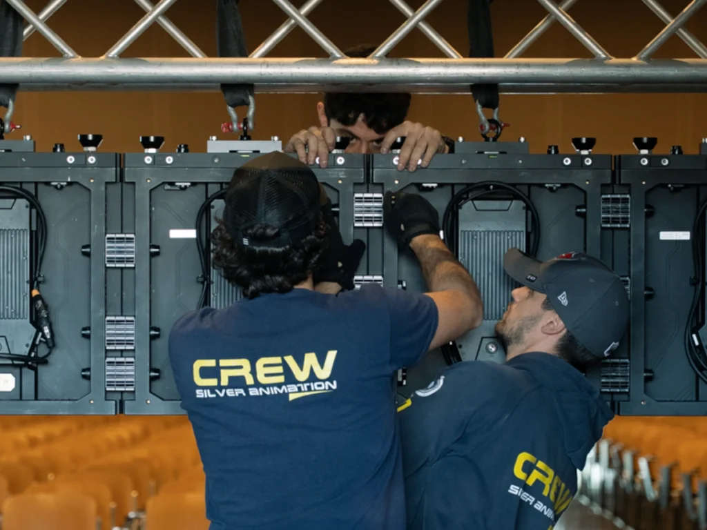 Tecnici al lavoro durante installazione LED wall per evento a Roma