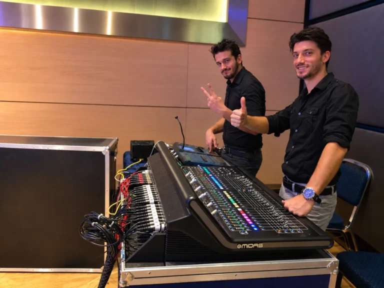 Tecnico alla regia mixer durante un evento