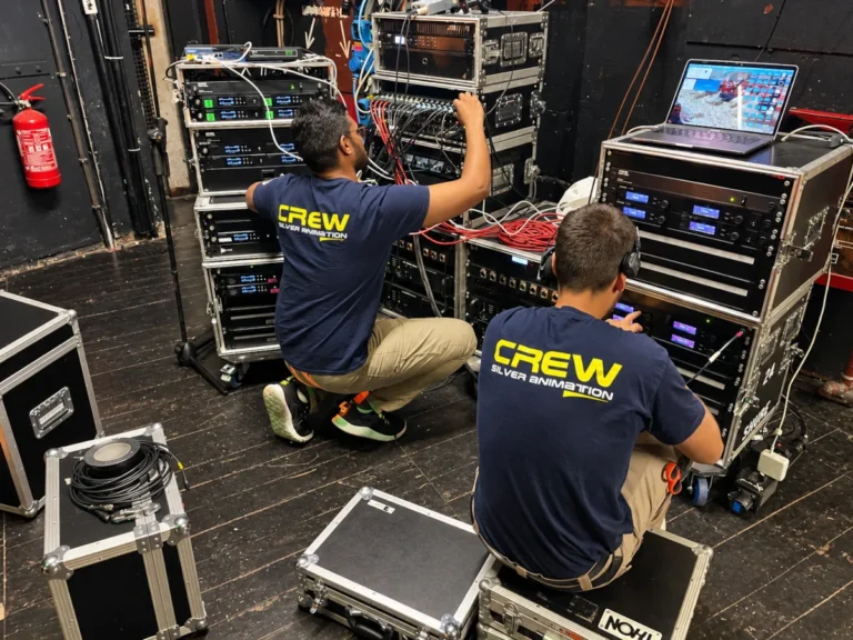 Tecnici durante il setup di radiomicrofoni per un evento