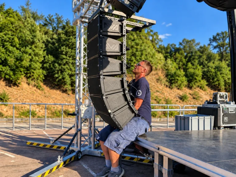 Tecnico durante il cablaggio di un impianto audio per eventi